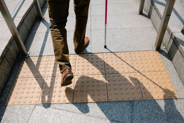 Bande podotactile : améliorez la sécurité des malvoyants